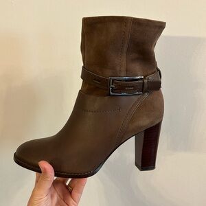 Size 7M Brown Suede Leather Clarks Zip Booties